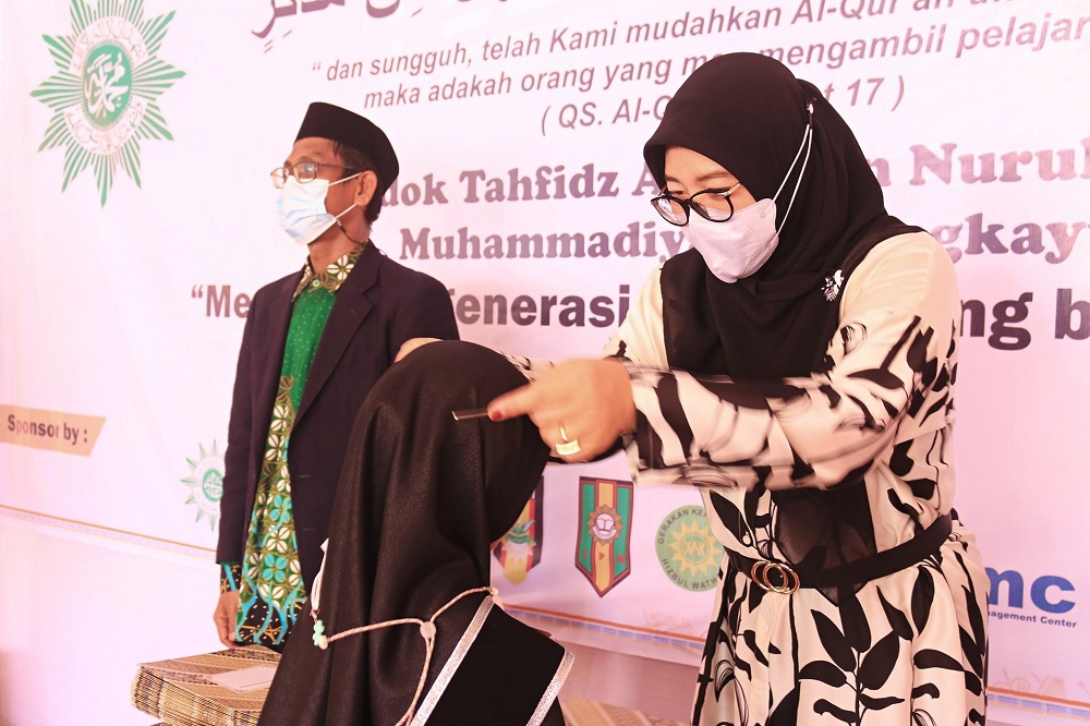 Tetap Beraktivitas di Hari Minggu, Wabup Pasangkayu Hadiri Wisuda Santri Tahfidz Al Quran dan Pantau Vaksinasi